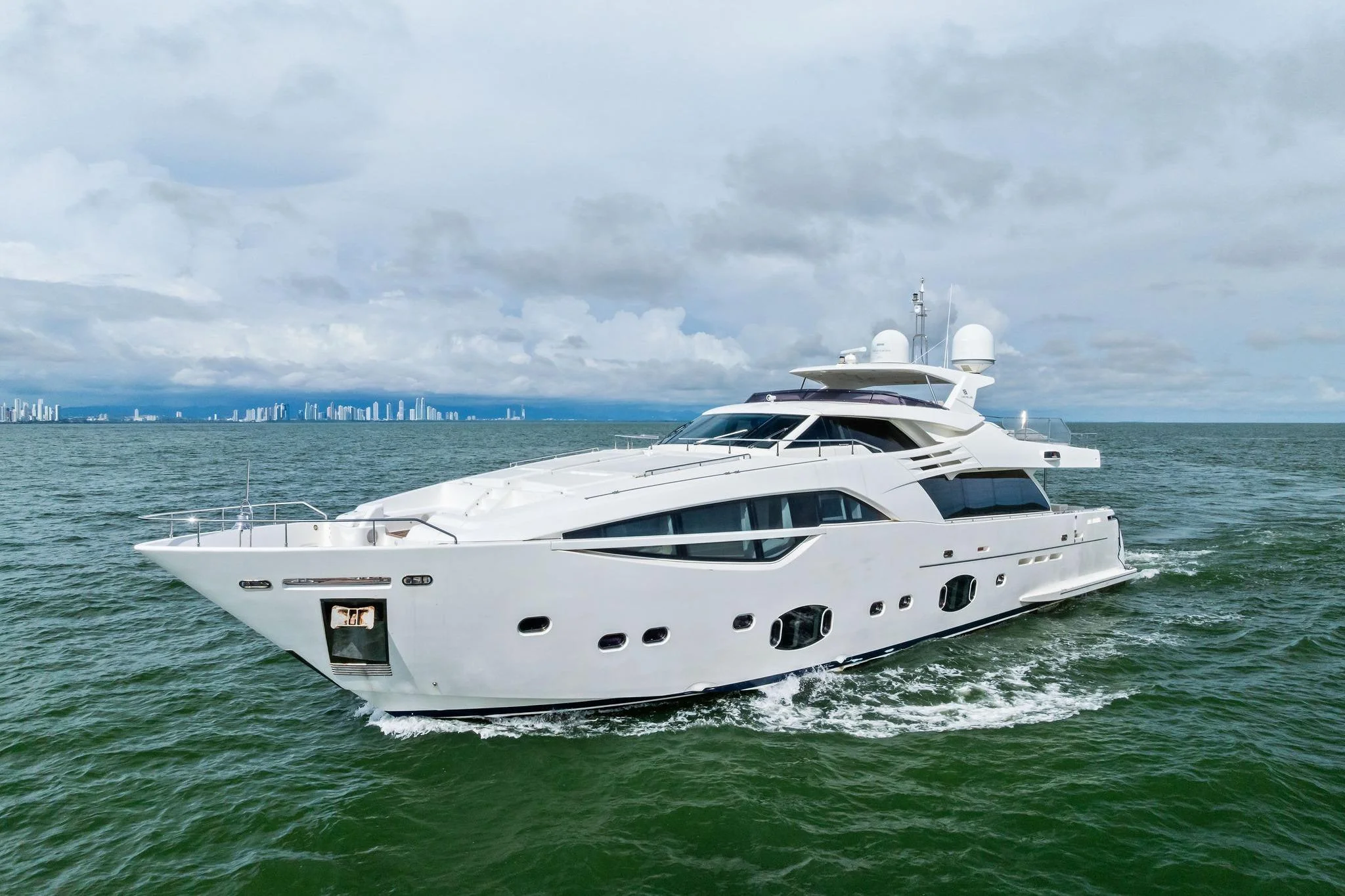 Custom Line 100 · Yate en venta en Panamá · Yates México