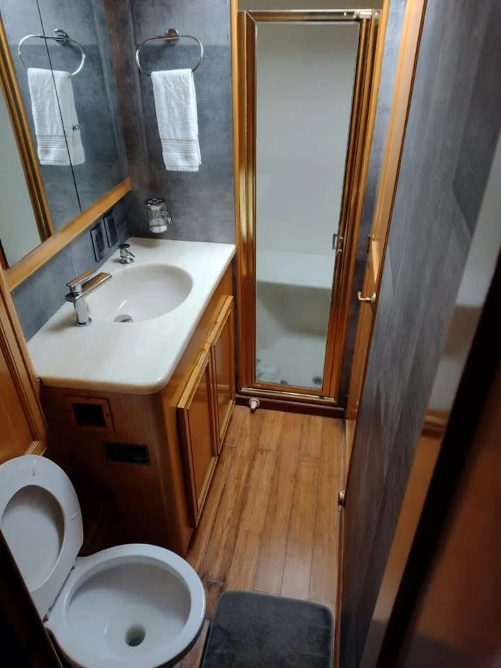 Egg Harbor 59 · baño VIP
