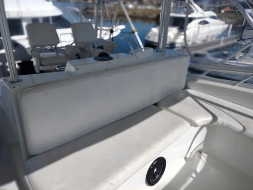 Egg Harbor 59 · cockpit y asiento de popa