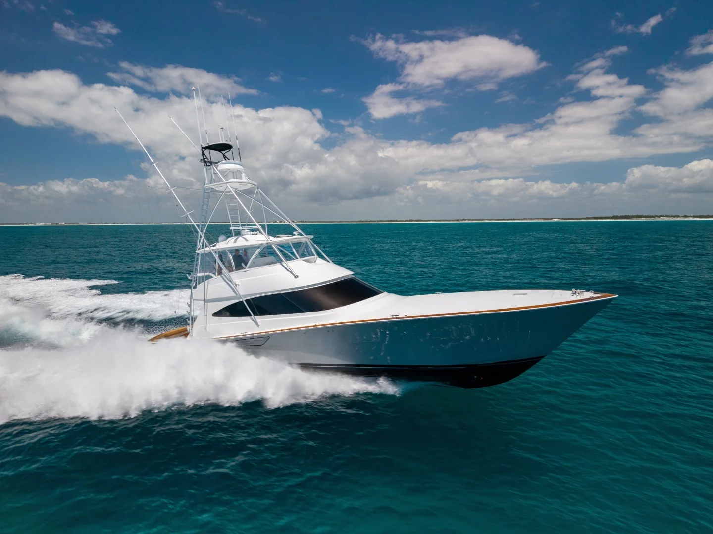 Viking 72 Convertible Team Supreme exterior lines · Yates México