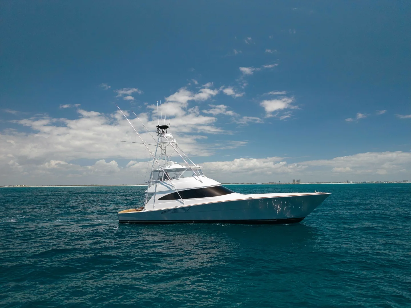 Viking 72 Convertible Team Supreme exterior lines · Yates México