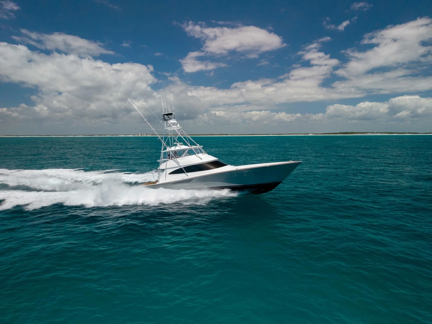 Viking 72 Convertible Team Supreme exterior lines · Yates México
