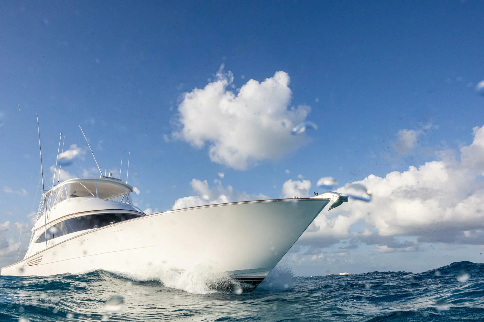 Viking 82 Convertible BOUJIE exterior lines · Yates México · Quepos Costa Rica