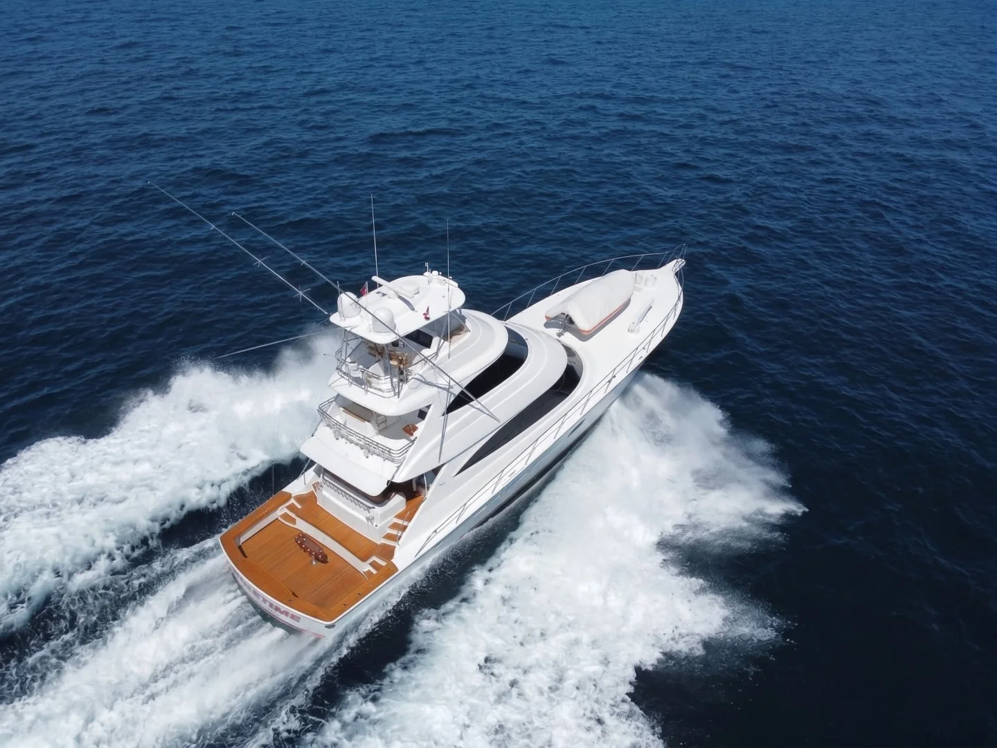 Viking 90 Skybridge PRIMETIME exterior lines · Yates México