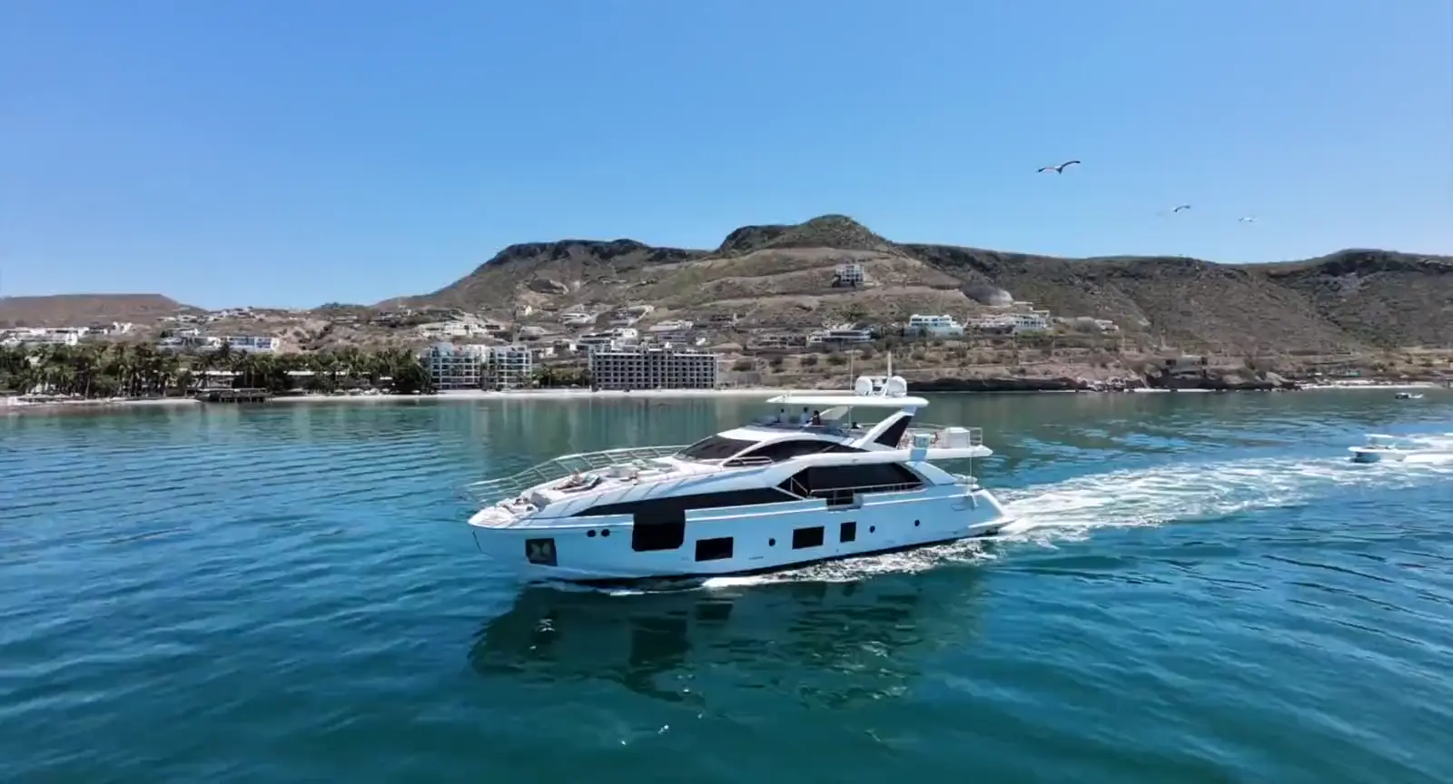 Yate de lujo navegando frente a La Paz, Baja California Sur